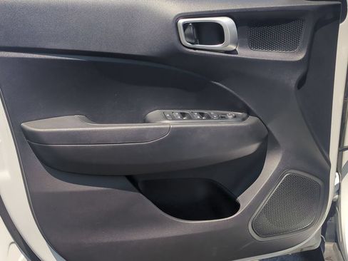 Used 2025 Hyundai Venue SEL FWD image 11