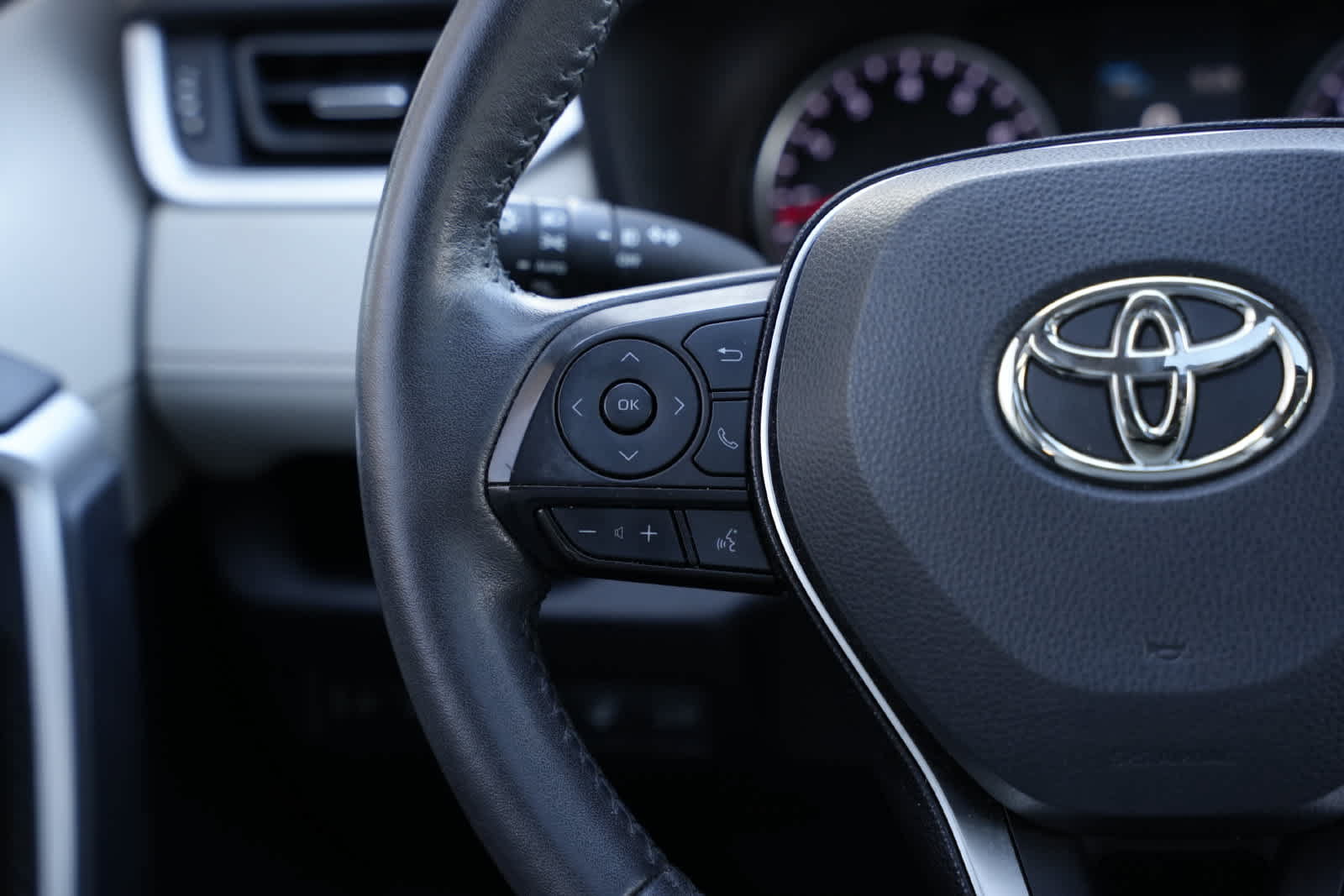 Used 2021 Toyota RAV4 XLE Premium FWD image 10