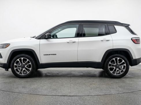 Used 2025 Jeep Compass Trailhawk image 5