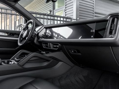 Certified 2025 Porsche Cayenne image 41