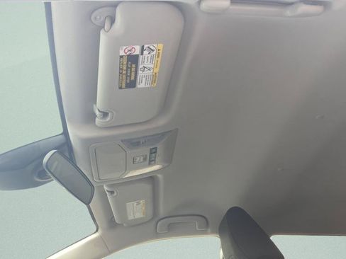 Used 2021 Toyota RAV4 LE AWD/4WD image 18