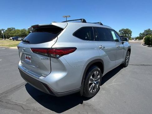 Used 2021 Toyota Highlander XLE AWD/4WD image 4