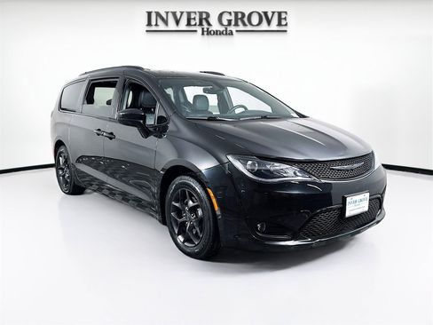 Used 2018 Chrysler Pacifica Touring-L Plus image 3