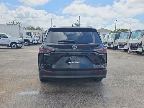 Used 2024 Toyota Sienna XLE FWD image 6