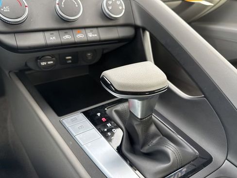 Certified 2025 Hyundai Elantra SE image 10
