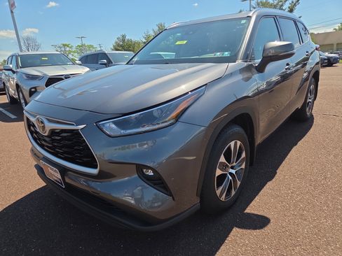 Used 2021 Toyota Highlander XLE AWD/4WD image 7