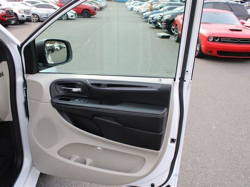 Used 2018 Dodge Grand Caravan SXT image 12