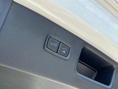 Certified 2024 Porsche Macan AWD/4WD image 22