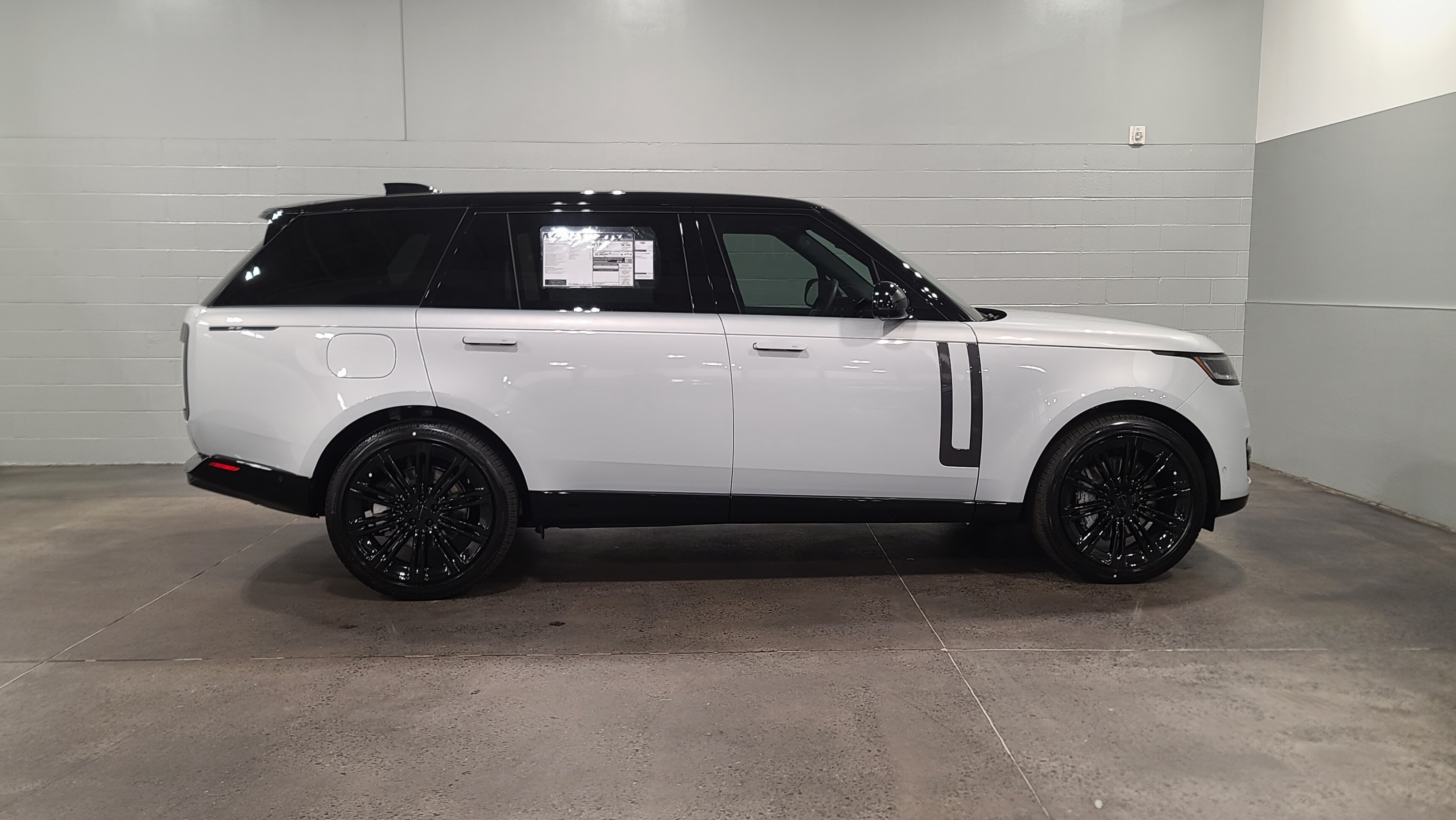 New 2026 Land Rover Range Rover Long Wheelbase SE AWD/4WD image 13