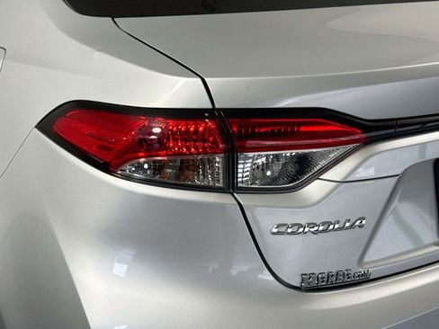 Used 2021 Toyota Corolla LE FWD image 35