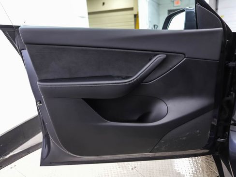 Used 2021 Tesla Model Y Long Range image 9