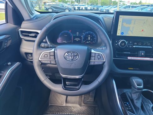 Used 2026 Toyota Highlander Platinum AWD/4WD image 17