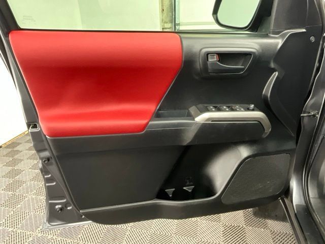 Used 2022 Toyota Tacoma SR5 AWD/4WD image 9