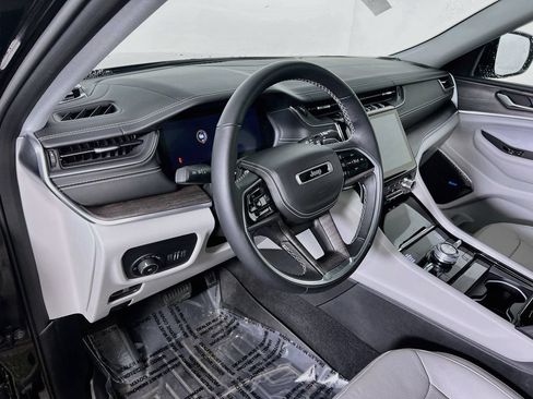 Used 2022 Jeep Grand Cherokee Overland AWD/4WD image 9