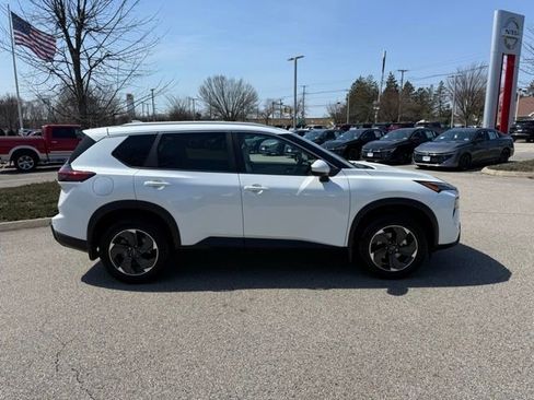 Used 2024 Nissan Rogue SV w/ SV Premium Package image 4