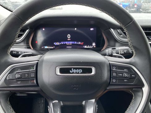 Used 2023 Jeep Grand Cherokee Laredo image 13