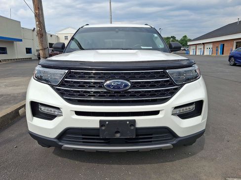 Used 2021 Ford Explorer XLT w/ Equipment Group 202A AWD/4WD image 2