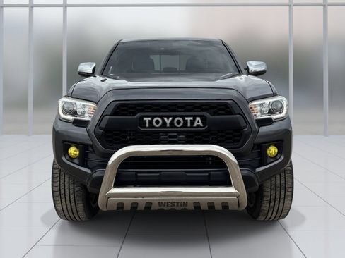Used 2018 Toyota Tacoma TRD Off-Road AWD/4WD image 9