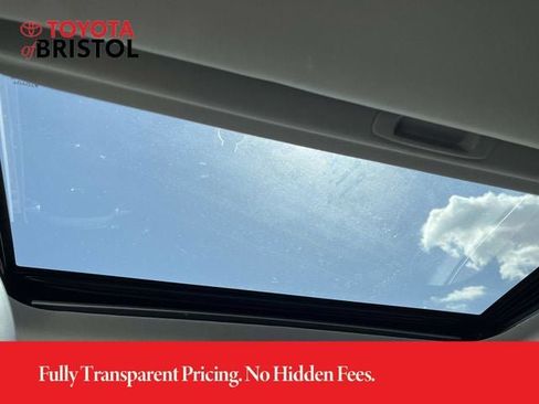 Used 2021 Toyota Highlander XLE AWD/4WD image 16
