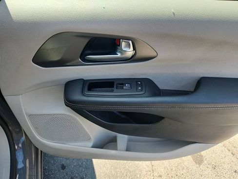 Used 2023 Chrysler Pacifica Touring-L FWD image 35