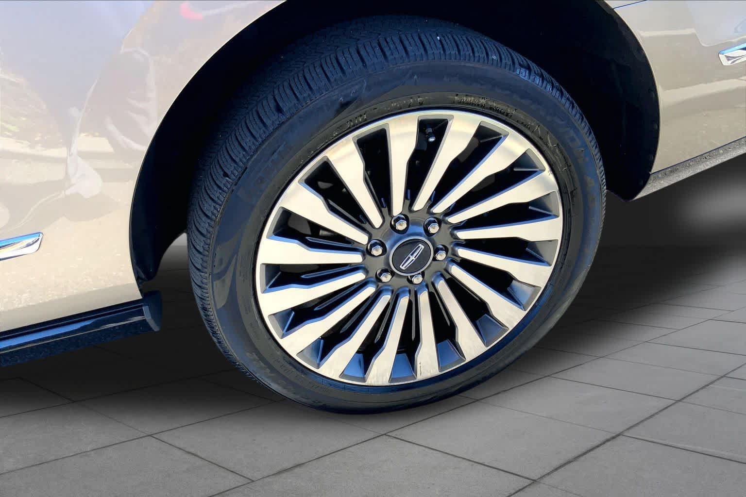 Used 2019 Lincoln Navigator Reserve w/ Cargo Package AWD/4WD image 11