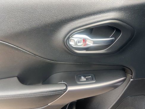 Used 2019 Jeep Cherokee Latitude Plus FWD image 26
