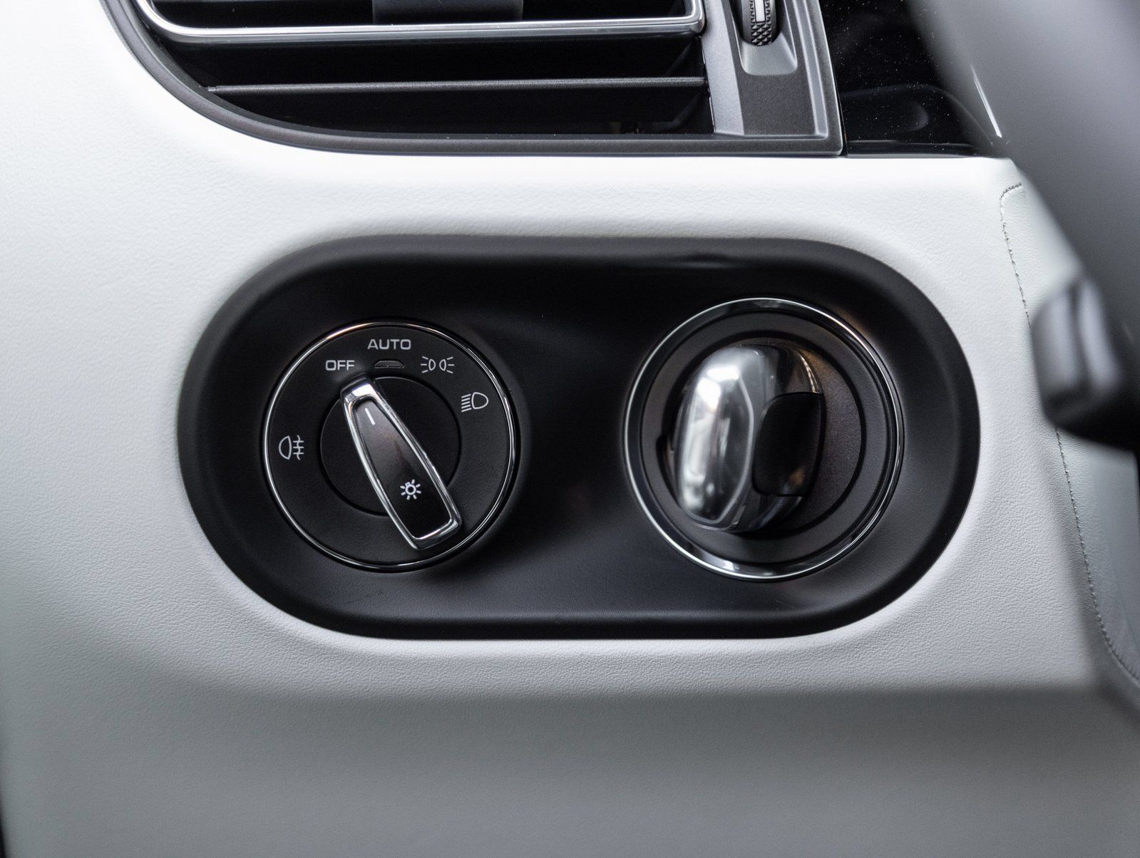 Certified 2026 Porsche Macan S AWD/4WD image 17