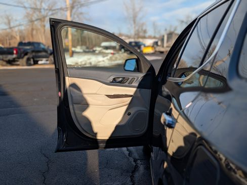 Used 2022 GMC Acadia Denali w/ Denali Ultimate Package image 32