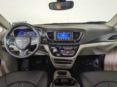 Used 2018 Chrysler Pacifica Touring-L FWD image 15