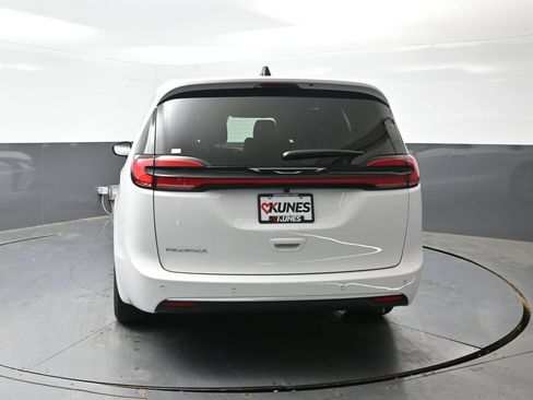 New 2027 Chrysler Pacifica Select FWD image 8