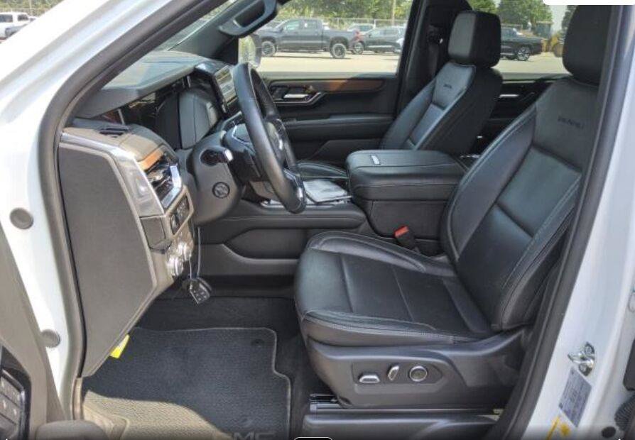 Used 2025 GMC Yukon XL Denali AWD/4WD image 3