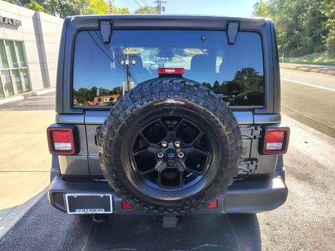 Certified 2024 Jeep Wrangler Willys image 9