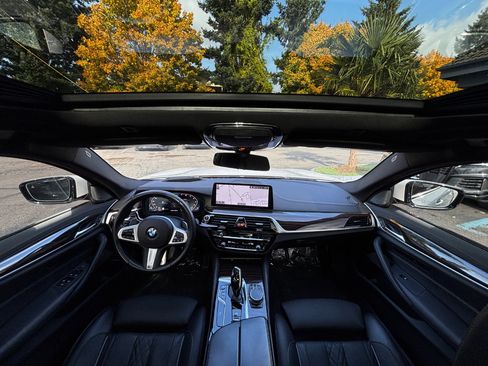 Used 2021 BMW M550i xDrive w/ Premium Package image 34