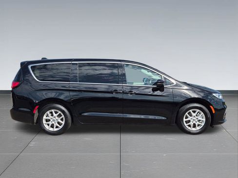 Used 2024 Chrysler Pacifica Touring-L FWD image 7
