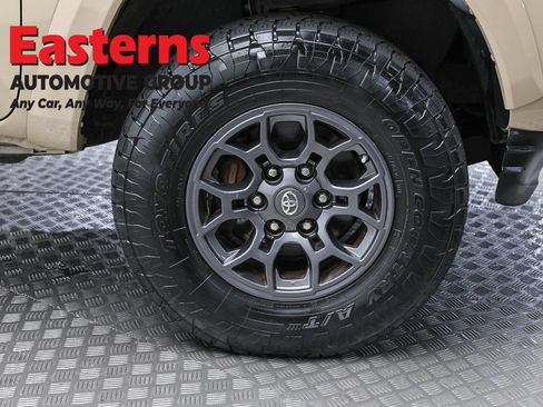Used 2018 Toyota Tacoma SR5 AWD/4WD image 29
