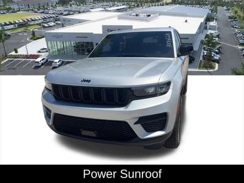 Certified 2025 Jeep Grand Cherokee Altitude AWD/4WD image 4