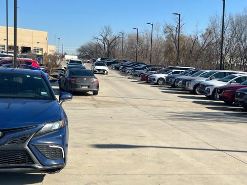 Used 2024 Toyota Camry SE image 3