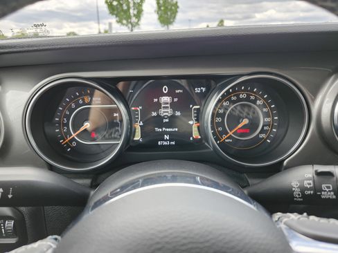 Used 2018 Jeep Wrangler Unlimited Sahara w/ Cold Weather Group AWD/4WD image 30