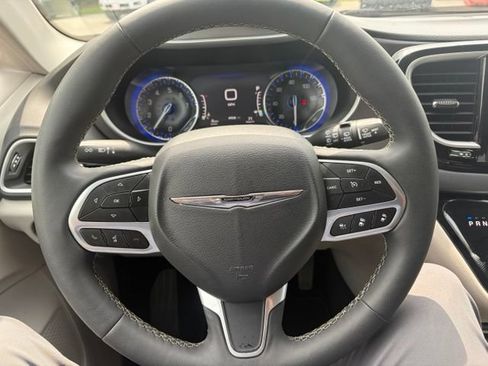 Used 2024 Chrysler Pacifica Touring-L FWD image 34