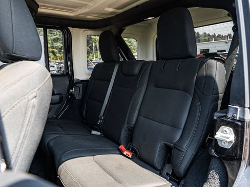 Used 2019 Jeep Wrangler Unlimited Sahara AWD/4WD image 18