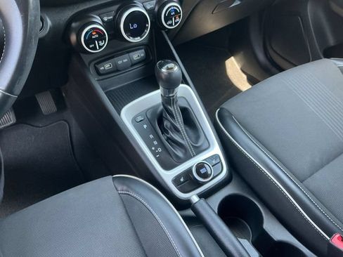 Used 2022 Hyundai Venue Limited FWD image 18