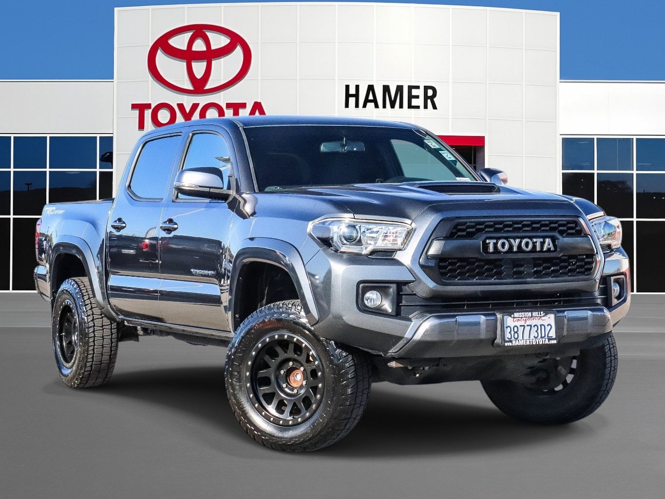 Used 2017 Toyota Tacoma TRD Sport w/ Tow Package RWD image 1