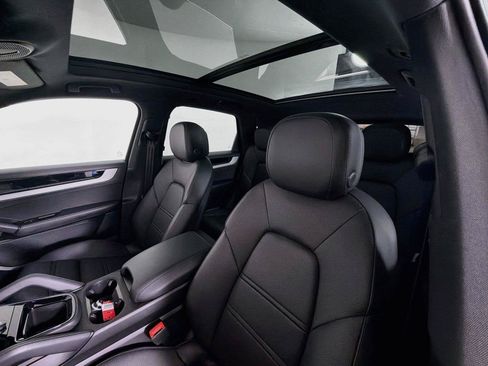 Certified 2026 Porsche Cayenne AWD/4WD image 5
