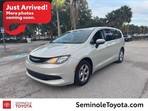 Used 2017 Chrysler Pacifica LX w/ Tire & Wheel Group FWD image 1