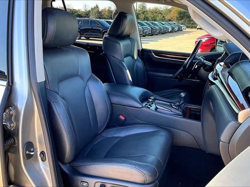 Used 2020 Lexus LX 570 4WD w/ Luxury Package image 8