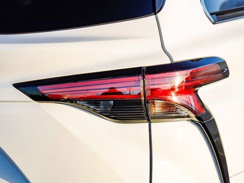 Used 2024 Toyota Sienna XSE w/ XSE Plus Package image 9