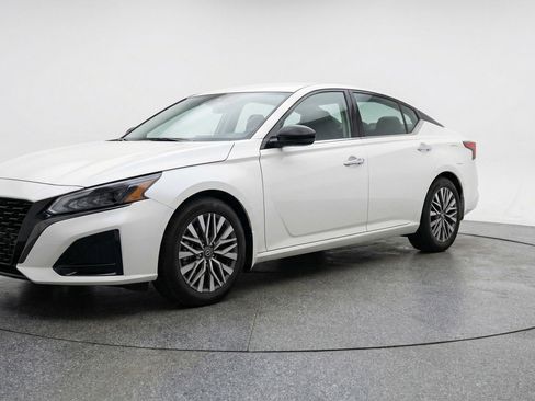 Used 2025 Nissan Altima 2.5 SV image 3