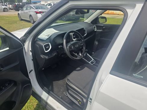 Used 2025 Hyundai Venue Limited FWD image 14