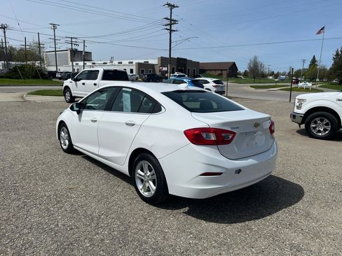 Used 2017 Chevrolet Cruze LT FWD image 3