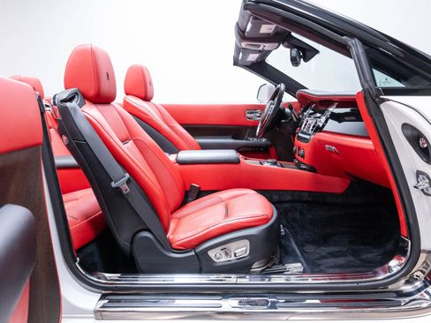 Used 2017 Rolls-Royce Dawn RWD image 39